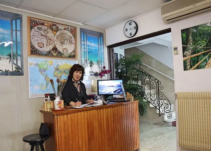 מלון Paris Star 2*